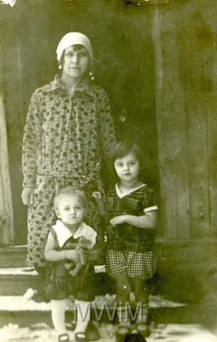 KKE 044.jpg - Od lewej: Waleria Nahorna z dziećmi, drugi Jerzy, trzeca Irena Nahorna, podczas porządków,  Hurbiszcze, 1929 r.